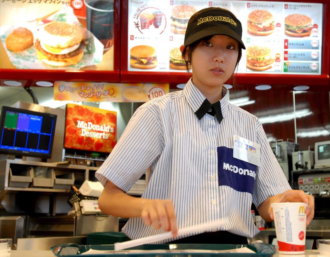 Pracownicy McDonalda w nowych mundurkach