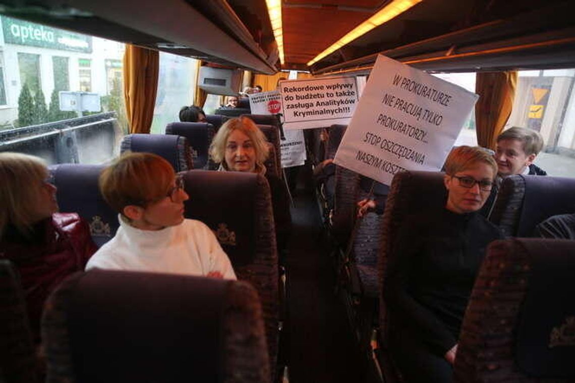 Pracownicy prokuratury i sądów mówią dość. Z Lublina na protest do Warszawy
