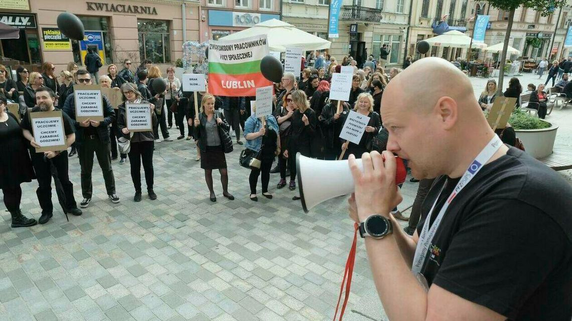 Pracownicy społeczni mówią dość i wychodzą na ulicę. „Prezydent nie chce rozmawiać”
