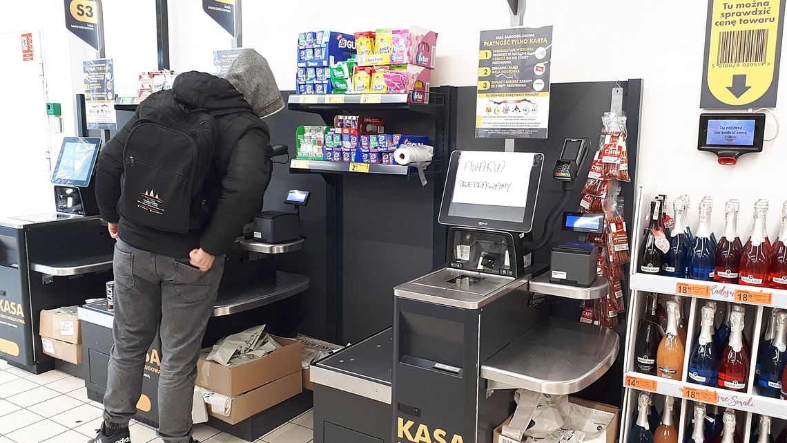 Pracownicy supermarketów skarżą się na pracę przy kasach samoobsługowych. "W trakcie zmiany zrobiłam 10 tys. kroków"