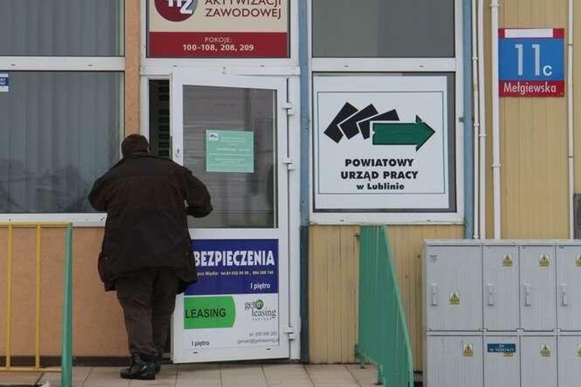 Pracownicy urzędu pracy mają problem. Albo bezpłatny urlop, albo wypowiedzenie