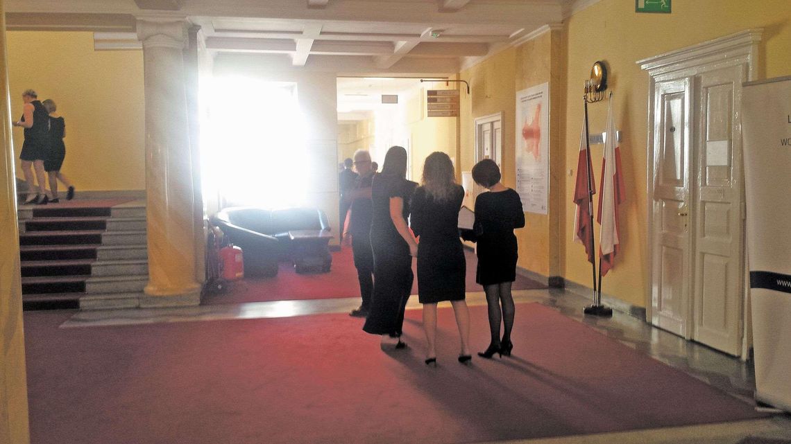 Pracownicy wojewody lubelskiego przyszli do pracy ubrani na czarno. Dlaczego?