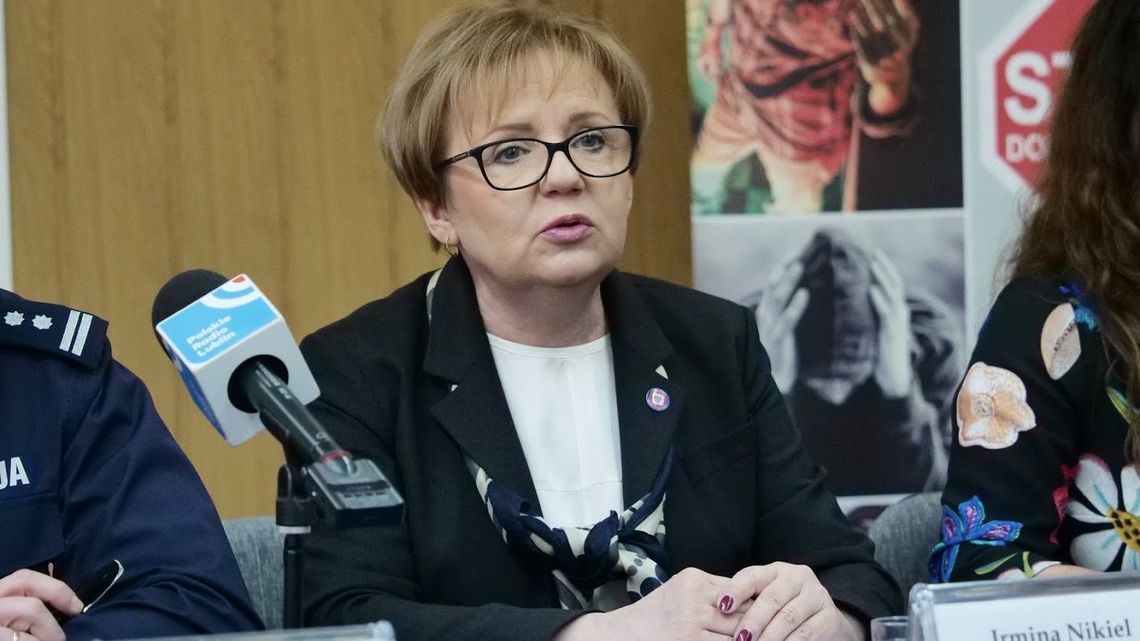 Pracownicy zarzucają szefowej sanepidu "uprawianie polityki". Baner z wojewodą na balkonie Pracownicy zarzucają szefowej sanepidu "uprawianie polityki". Baner z wojewodą na balkonie