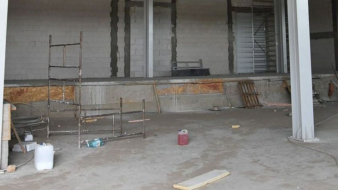 Pracownik przez otwór w stropie spadł na betonową posadzkę Pracownik przez otwór w stropie spadł na betonową posadzkę