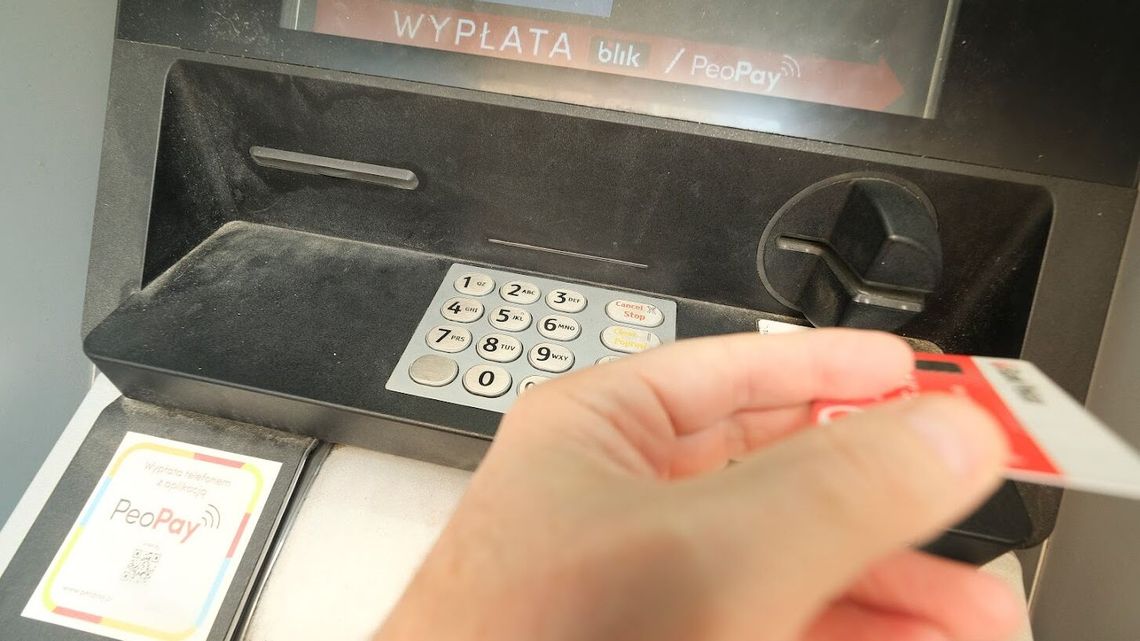 Pracownik ukradł firmową kartę i poszedł do bankomatu