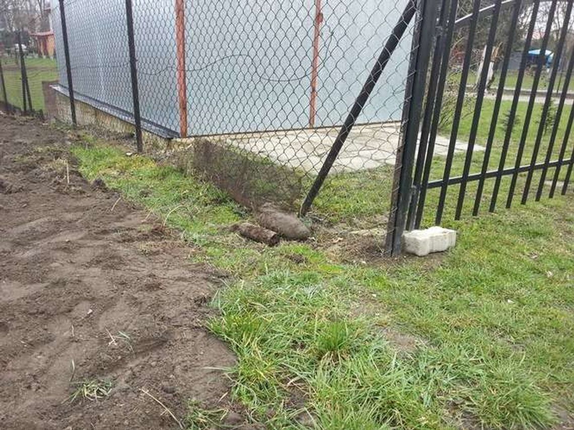 Pracownik znalazł pocisk, policjanci czekają na saperów