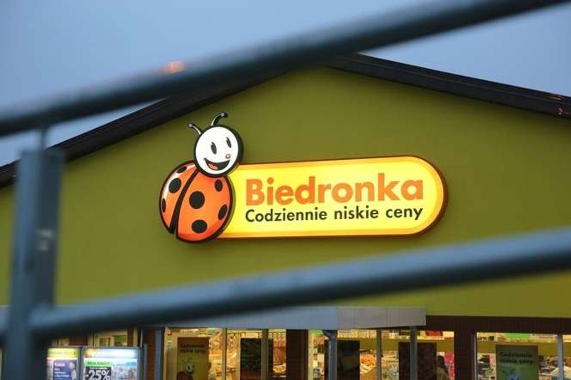 Pracownikom Biedronki założono czujniki. Firma sprawdza, jak pracują Pracownikom Biedronki założono czujniki. Firma sprawdza, jak pracują