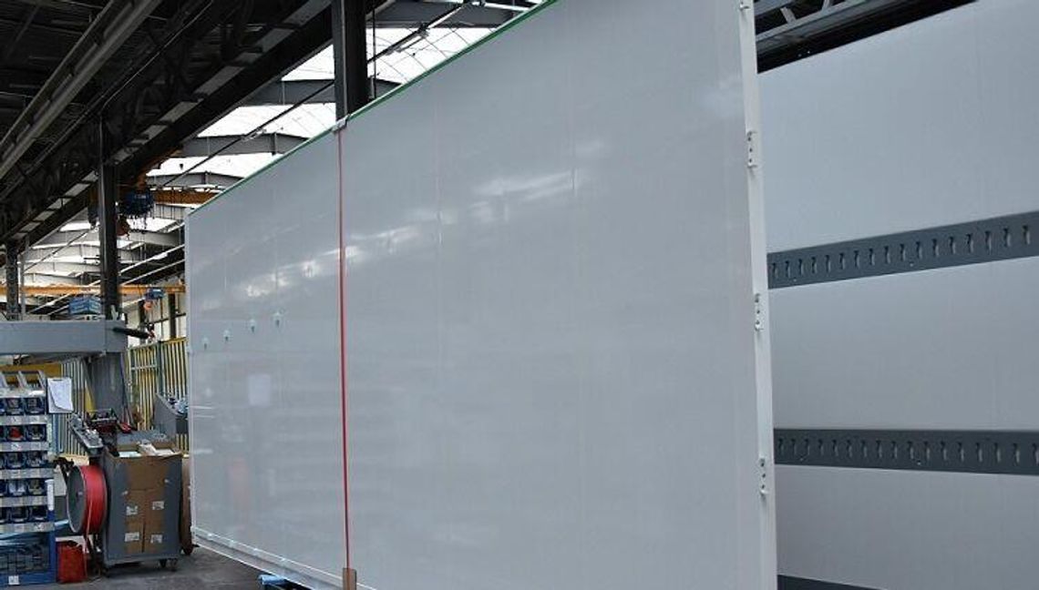 Pracowników przygniotła naczepa 