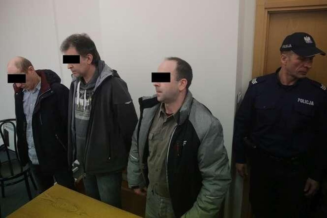 Prądem w genitalia. Zakończył się proces trzech byłych policjantów