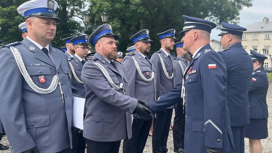 Prawie 100 awansowanych. Tak dziś świętowali policjanci w Zamościu Prawie 100 awansowanych. Tak dziś świętowali policjanci w Zamościu