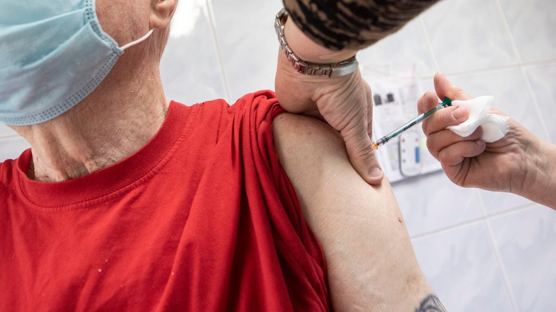 Prawie 450 tys. seniorów 80 plus chce się zaszczepić przeciw COVID-19