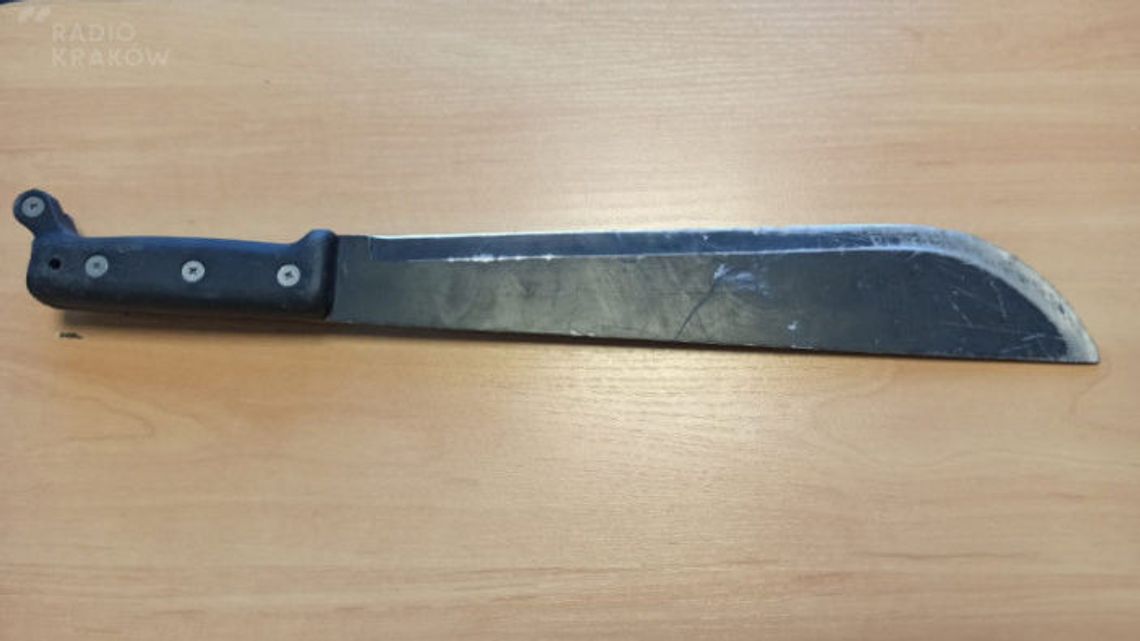 Prawie jak u Tarantino. Na drodze do Włodawy  wyskoczył z auta i wymachiwał maczetą