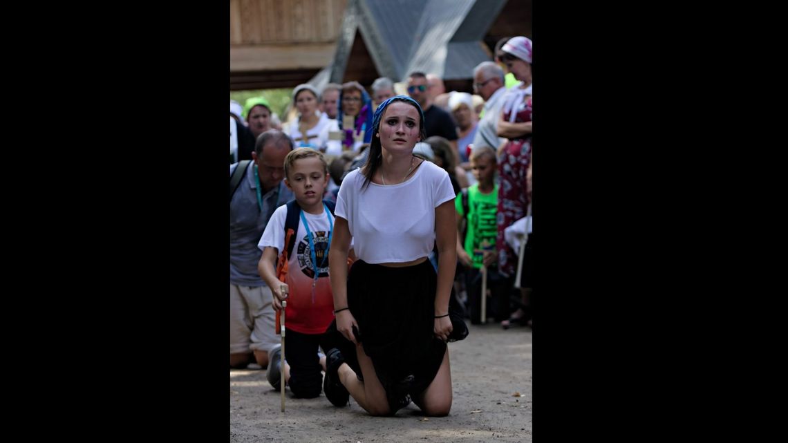 Prawosławni pielgrzymują na Grabarkę. Żołnierze postawią tam krzyż z odłamkami rakiet Prawosławni pielgrzymują na Grabarkę. Żołnierze postawią tam krzyż z odłamkami rakiet