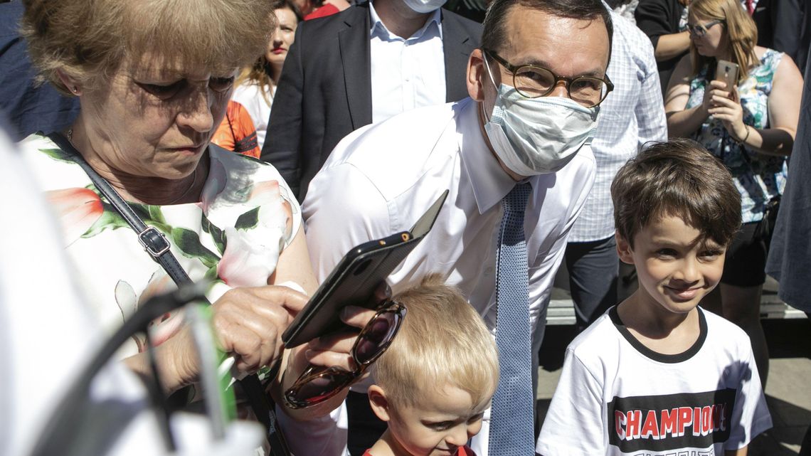 Premier odwiedził w dwa dni 17 miast w woj. lubelskim. Poseł PO: Rząd dziś nie pracuje