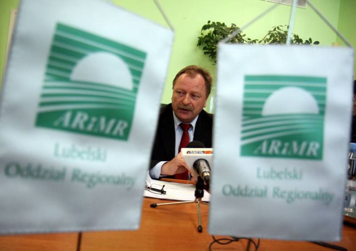 Premier ogłasza koniec partyjniactwa, a na stołkach sami swoi