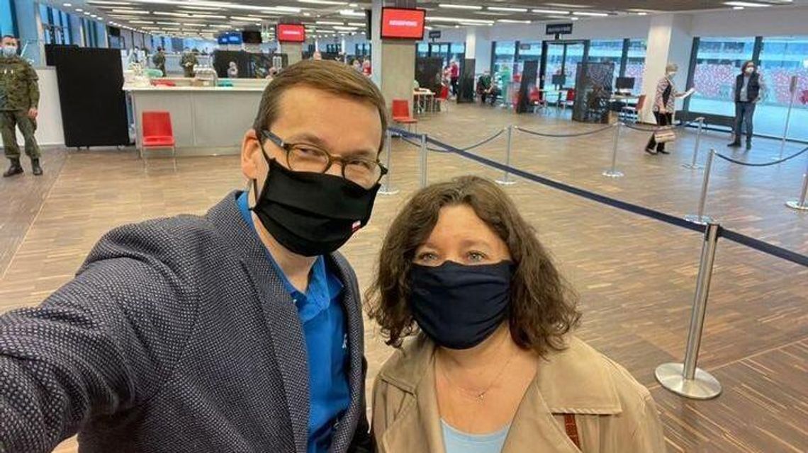 Premier z żoną zaszczepili się AstraZenecą