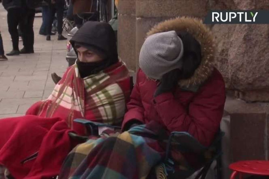 Premiera iPhone'a X. Niektórzy czekają w kolejce od tygodnia [wideo]