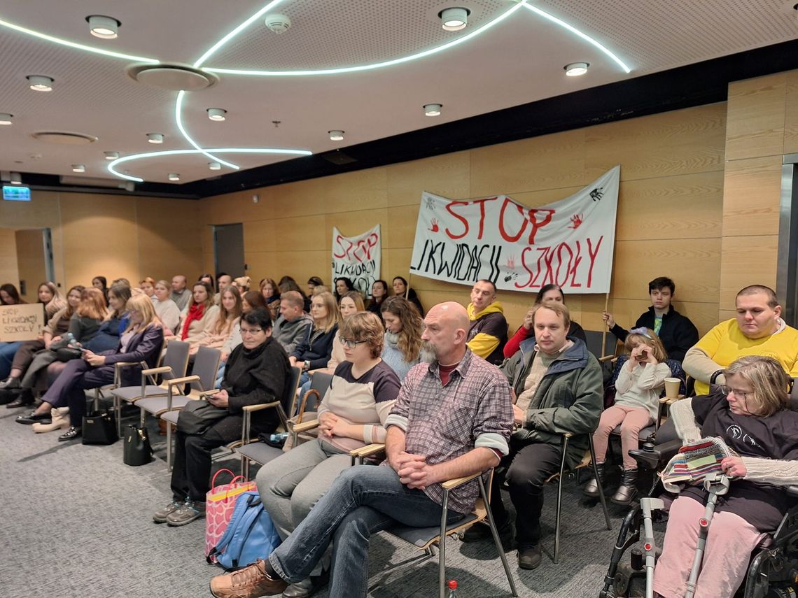 Presja ma sens – szkoła przy Sulisławickiej uratowana! Przynajmniej na razie