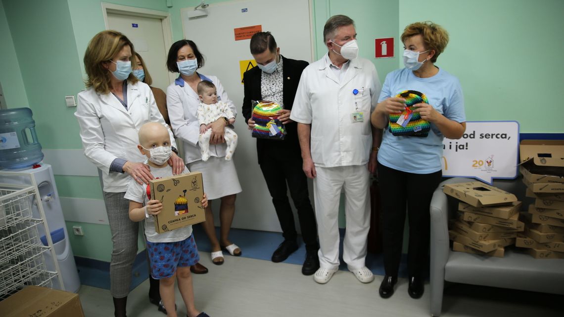 Prezenty od wolontariuszy. "Staramy się wnieść w ten sposób odrobinę uśmiechu dla dzieci'