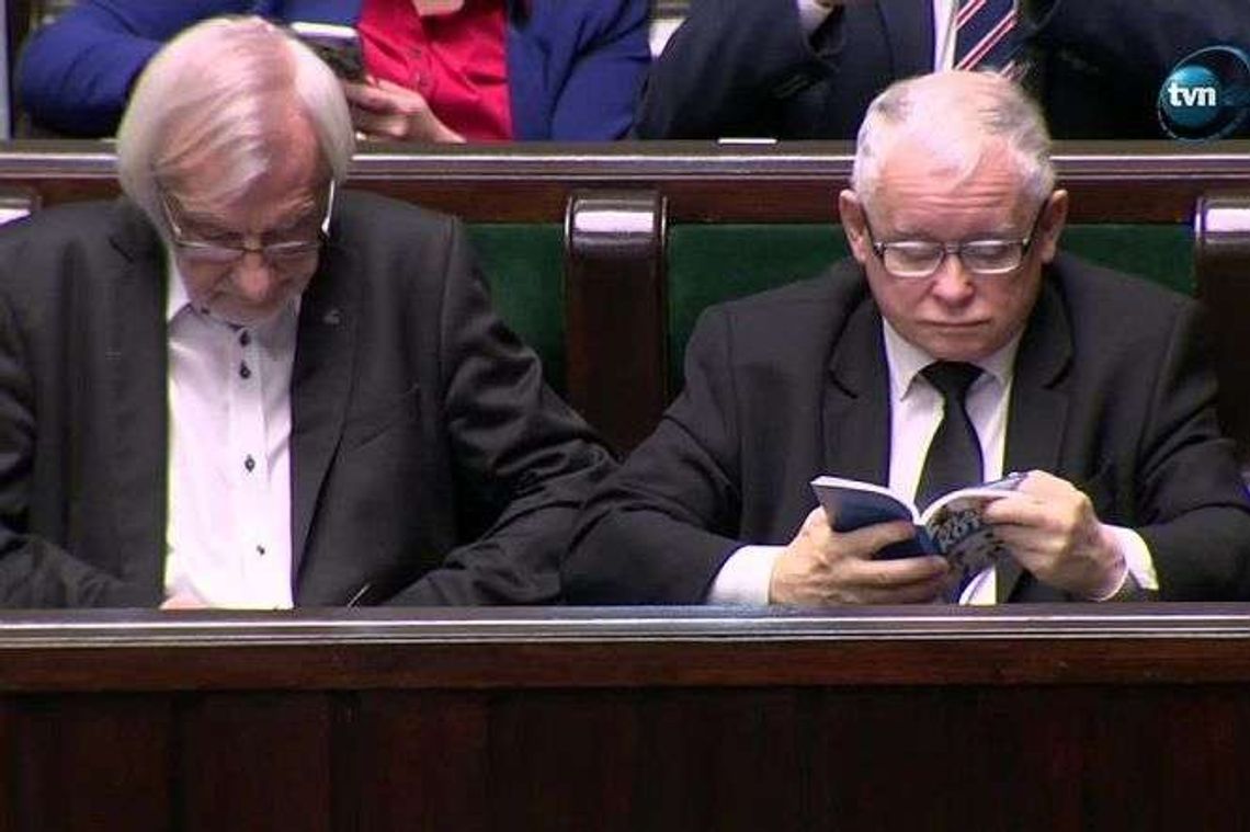 Prezes PiS Jarosław Kaczyński zaczytany w atlasie kotów