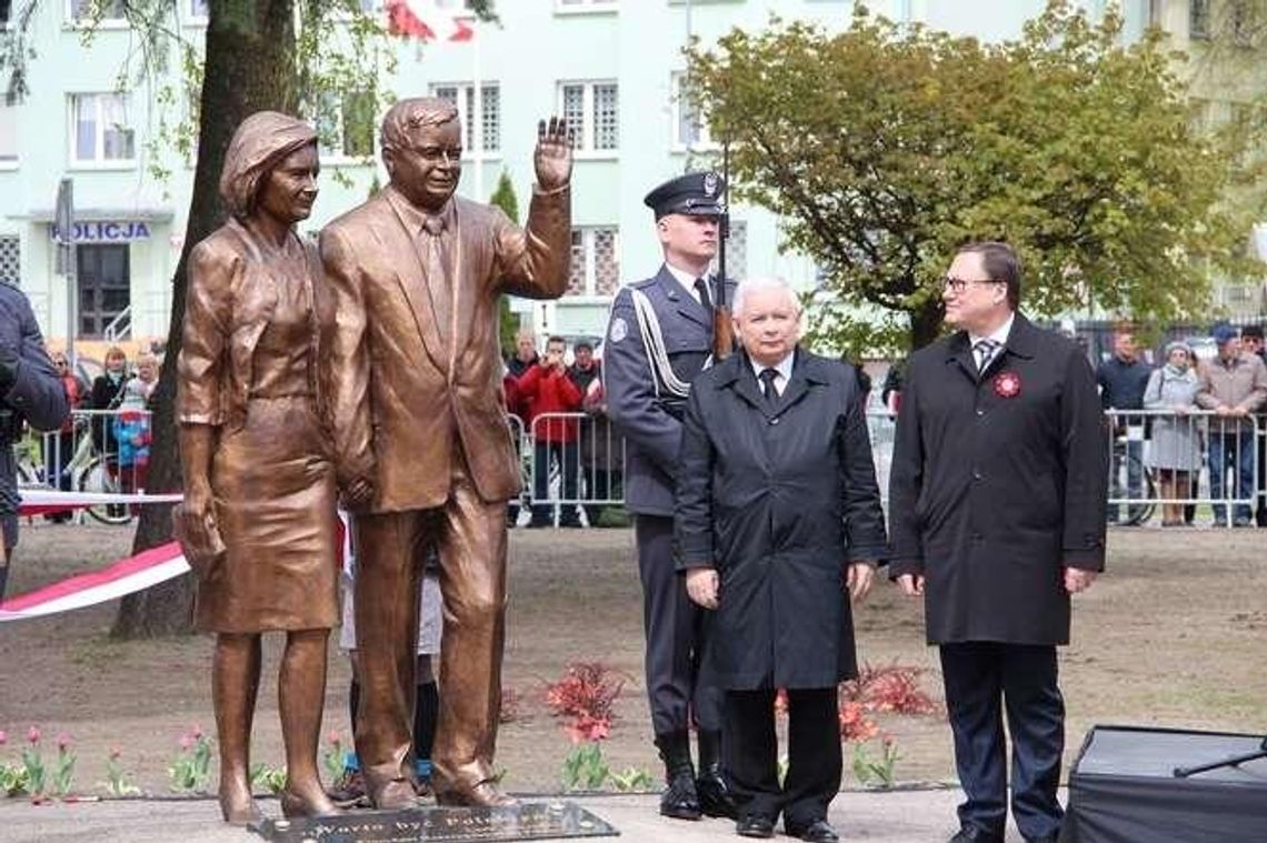 Prezes PiS odsłonił pomnik Kaczyńskich w Białej Podlaskiej. "Mojemu bratu należą się pomniki..."