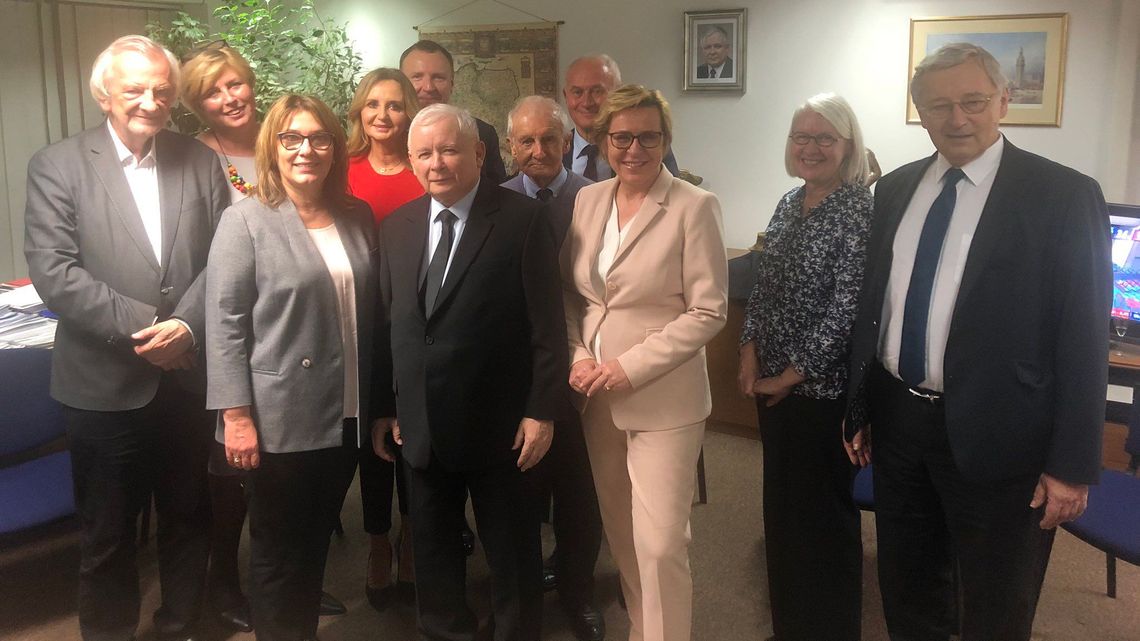 Prezes TVP i prezes PiS w partyjnym sztabie. Lubelska europosłanka opublikowała ciekawe zdjęcie