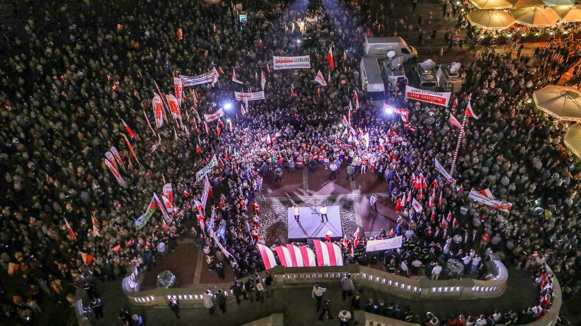 Prezydent Andrzej Duda kończy kampanię w Zamościu. Przyszli też przeciwnicy [zdjęcia]