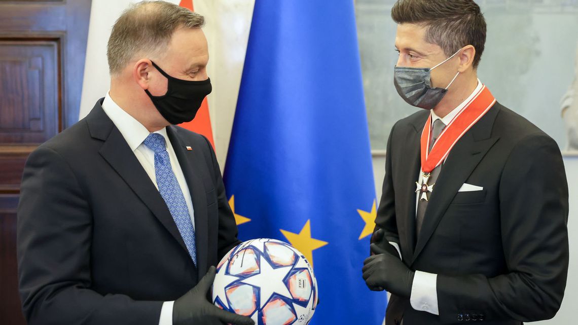 Prezydent Andrzej Duda odznaczył Roberta Lewandowskiego Prezydent Andrzej Duda odznaczył Roberta Lewandowskiego
