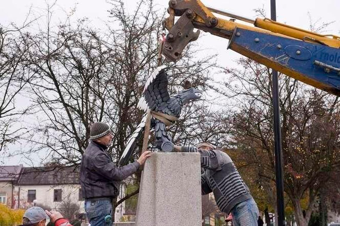 Prezydent Duda w Białej Podlaskiej, przestawili pomnik Orła Niepodległości Prezydent Duda w Białej Podlaskiej, przestawili pomnik Orła Niepodległości