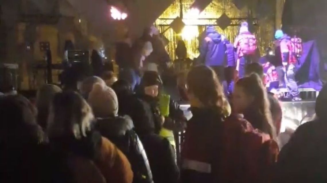 Prezydent Gdańska zaatakowany nożem na scenie WOŚP podczas "Światełka do nieba"