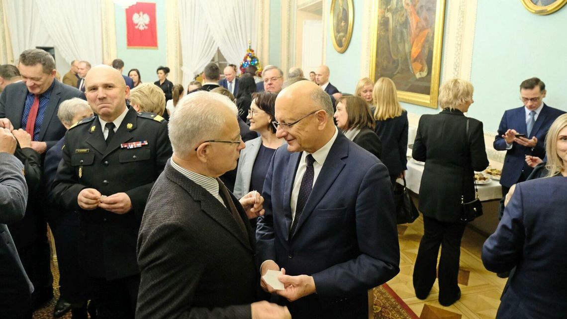 Prezydent i radni przełamali się opłatkiem Prezydent i radni przełamali się opłatkiem