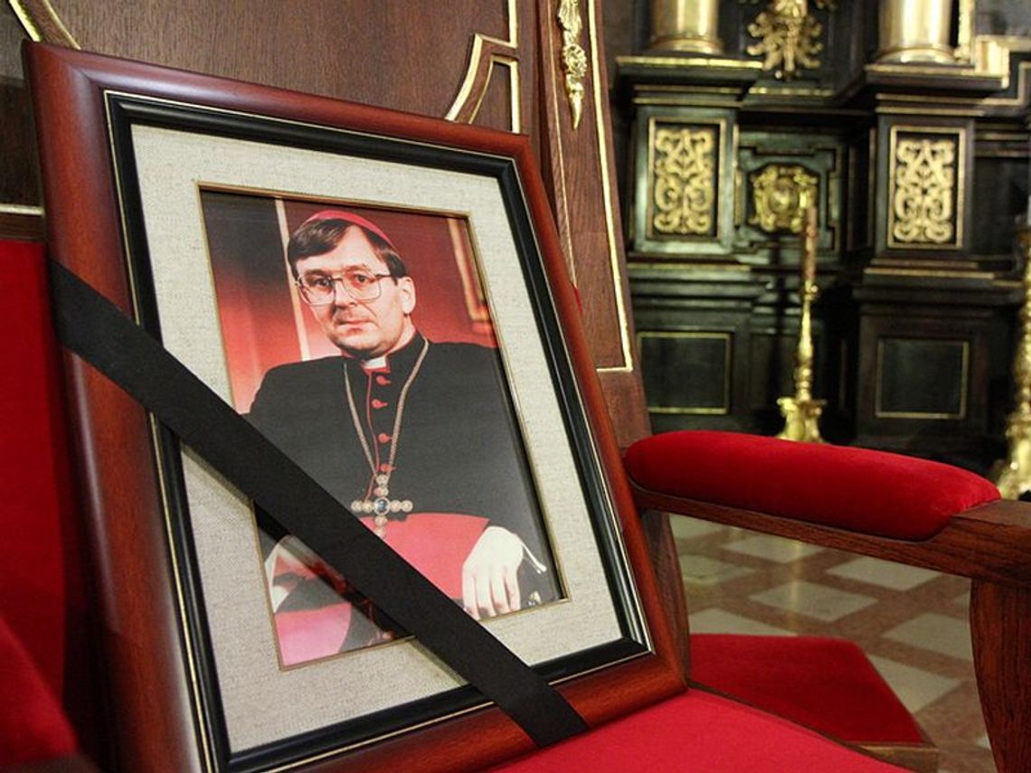 Prezydent Komorowski, kardynał Dziwisz i prymas na pogrzebie abp. Życińskiego Prezydent Komorowski, kardynał Dziwisz i prymas na pogrzebie abp. Życińskiego