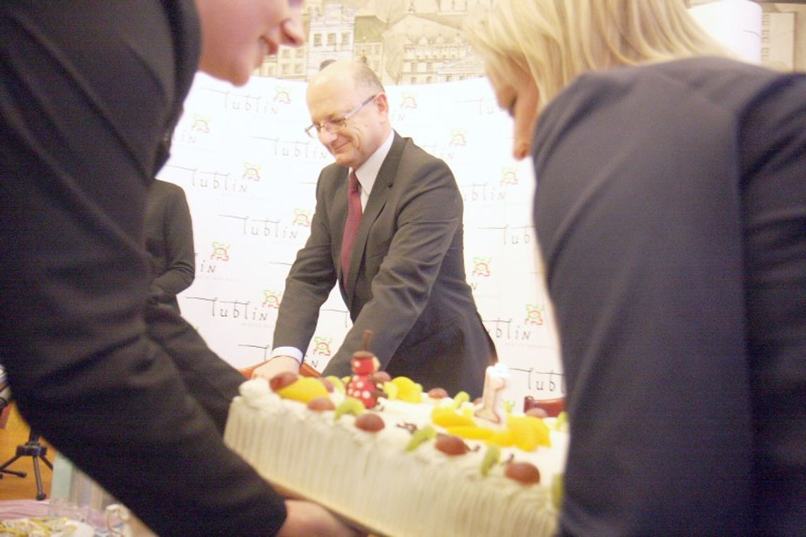 Prezydent Lublina dostał tort z żukiem