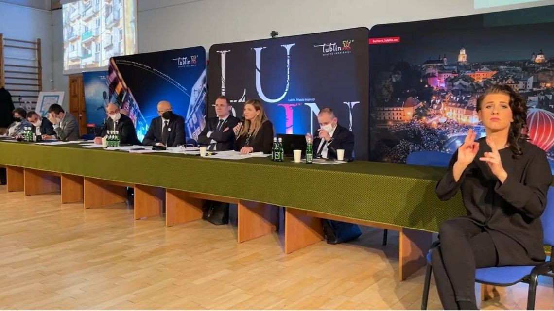 Prezydent Lublina o czymś mówi na spotkaniu z mieszkańcami. O czym? Trudno zgadnąć