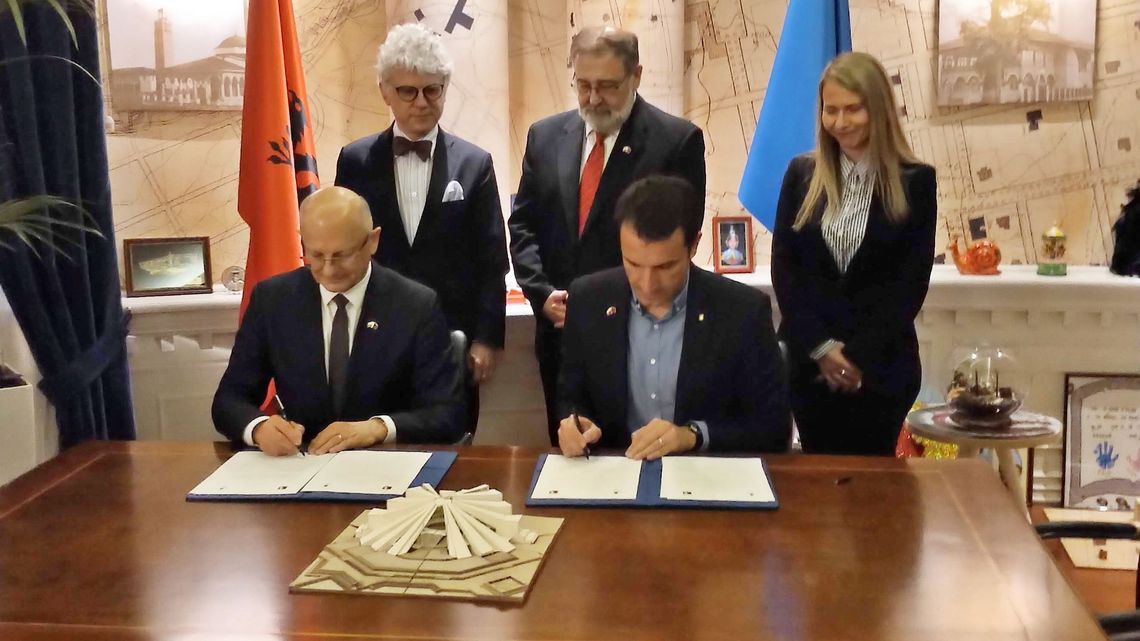 Prezydent Lublina w Albanii. Podpisał umowę i posadził drzewo