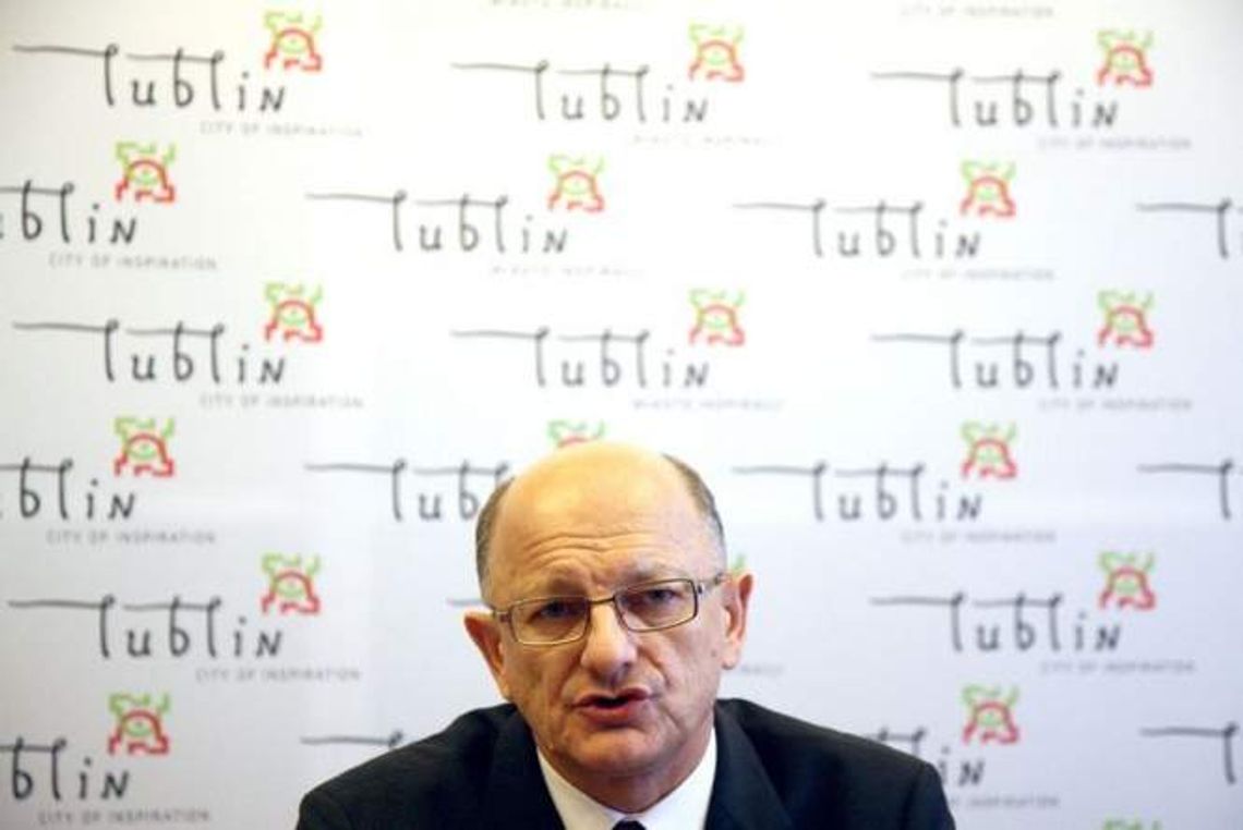 \"Prezydent miasta to pederasta\". Plakaty z hasłami na przystankach \"Prezydent miasta to pederasta\". Plakaty z hasłami na przystankach