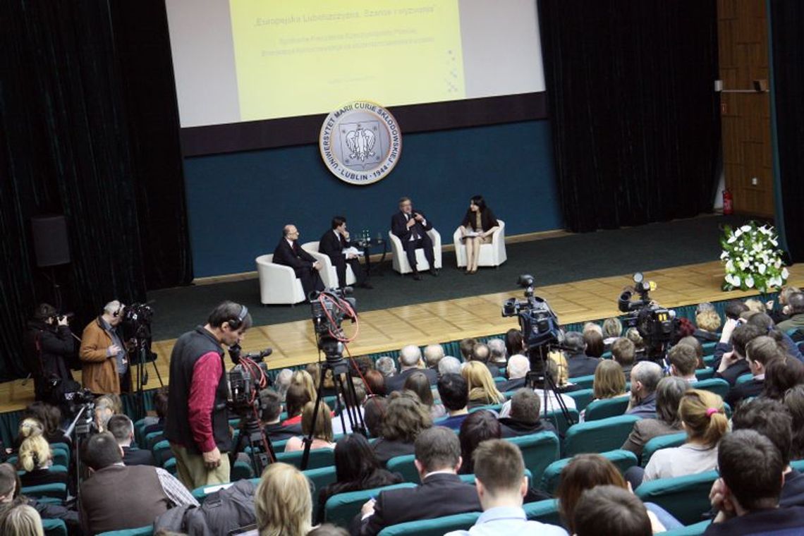 Prezydent na UMCS. Studenci śmiali się z pytań. \"Myślał pan nad zniesieniem niewolnictwa?\" Prezydent na UMCS. Studenci śmiali się z pytań. \"Myślał pan nad zniesieniem niewolnictwa?\"