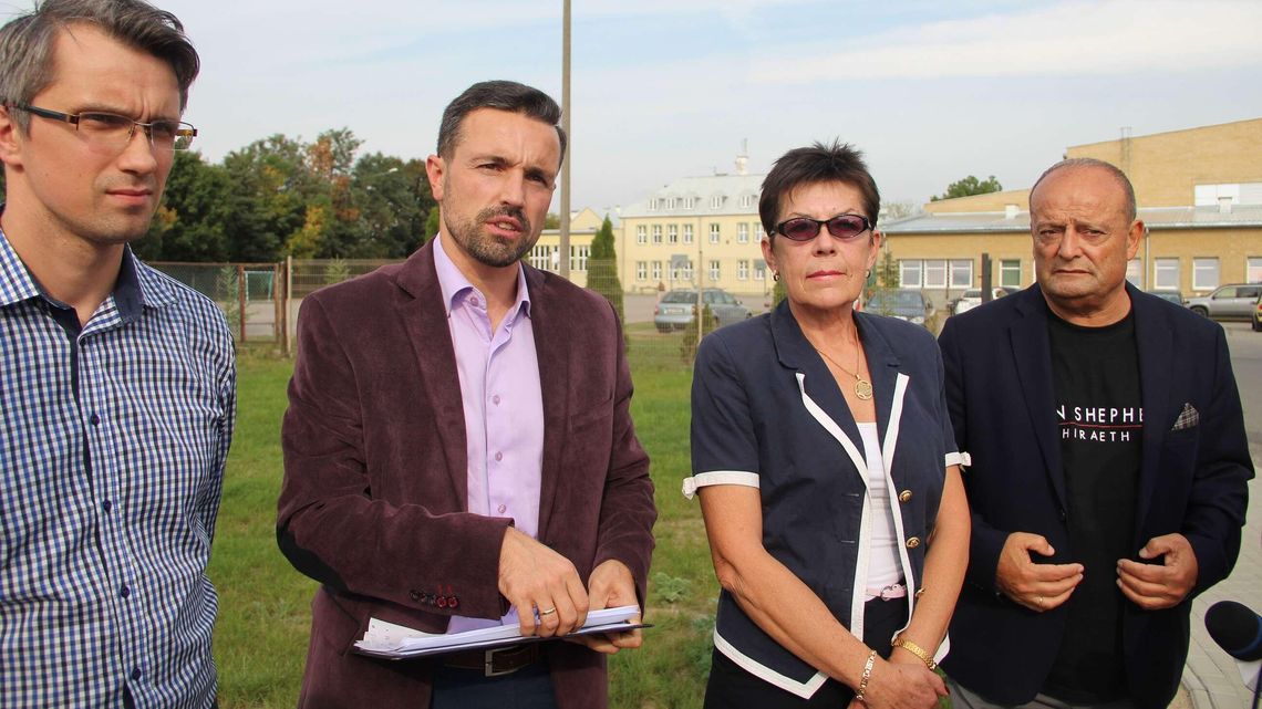 Prezydent oskarżył byłą dyrektor szkoły o "absurdalny plan lekcji". Ona uważa, że to przez start w wyborach Prezydent oskarżył byłą dyrektor szkoły o "absurdalny plan lekcji". Ona uważa, że to przez start w wyborach