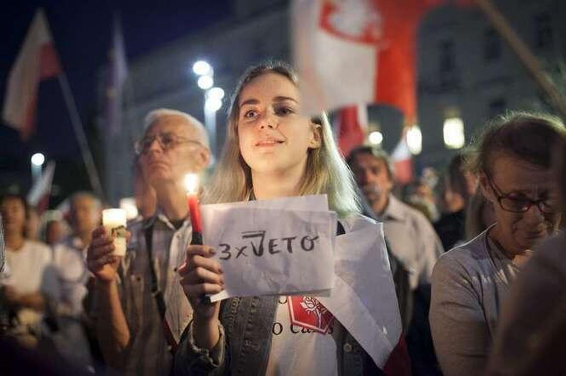 Prezydent zapowiada weto dla dwóch ustaw o sądach, ale manifestacje się nie kończą Prezydent zapowiada weto dla dwóch ustaw o sądach, ale manifestacje się nie kończą