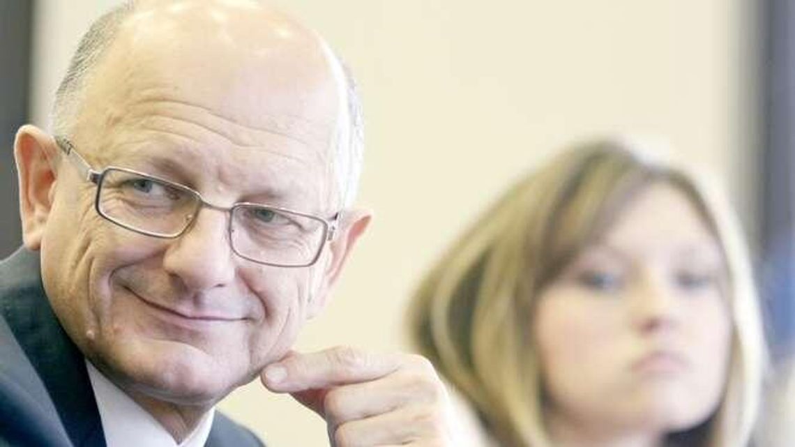 Prezydent Żuk z absolutorium. Chory radny przyjechał na głosowanie Prezydent Żuk z absolutorium. Chory radny przyjechał na głosowanie