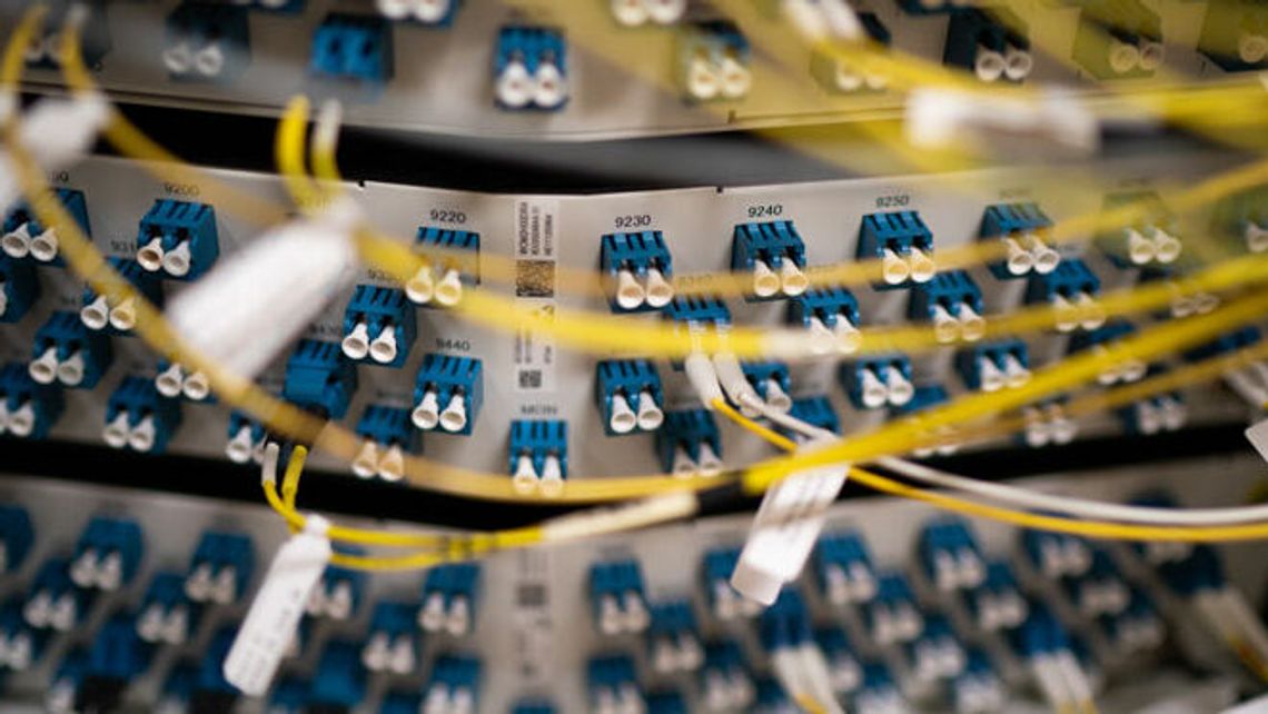 Problem z internetem w Białej Podlaskiej. Ktoś wjechał w "szafę" Orange 