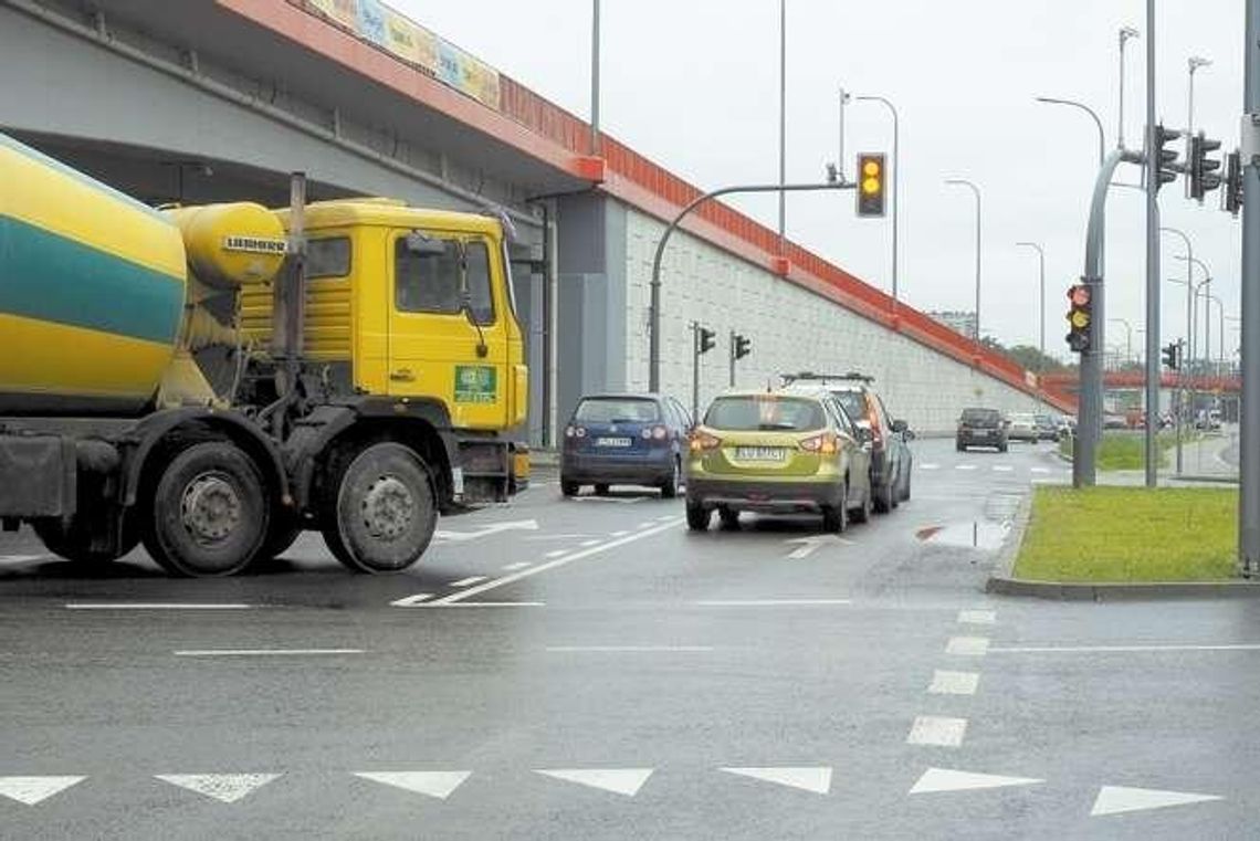 Problem z nowym rondem na al. Solidarności. Kierowcy: Szybko się blokuje Problem z nowym rondem na al. Solidarności. Kierowcy: Szybko się blokuje