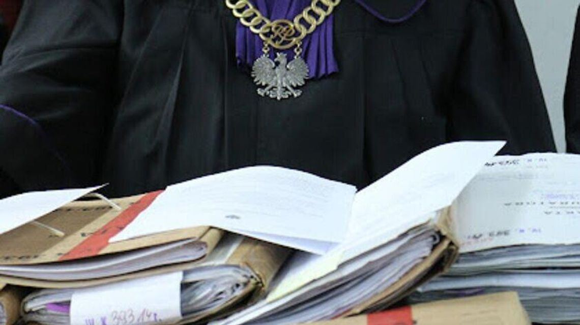 Problemy dyrektorki wiejskiej podstawówki. Zasiądzie na ławie oskarżonych