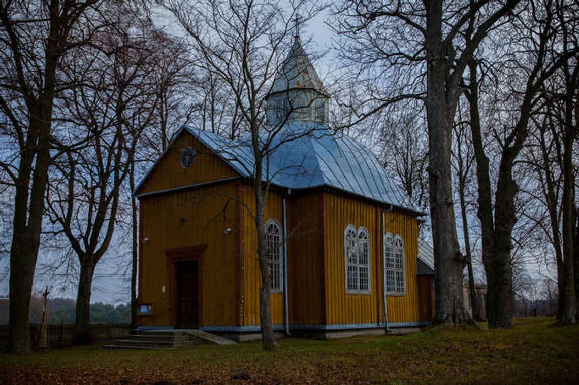 Proboszcz robi na drutach skarpety i sprzedaje. Zbiera na remont kościoła