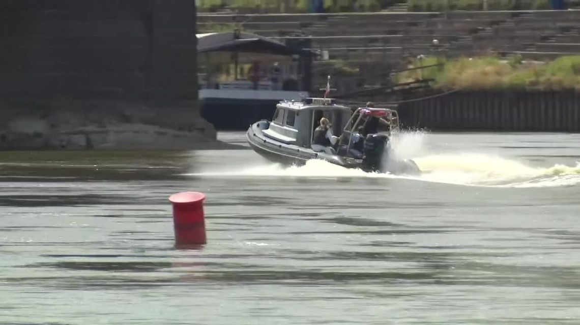 Próbował przepłynąć Wisłę. W ostatniej chwili pomogli mu policjanci