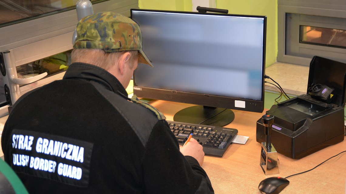 Próbował wyjechać z Polski autem z podrobionymi dokumentami