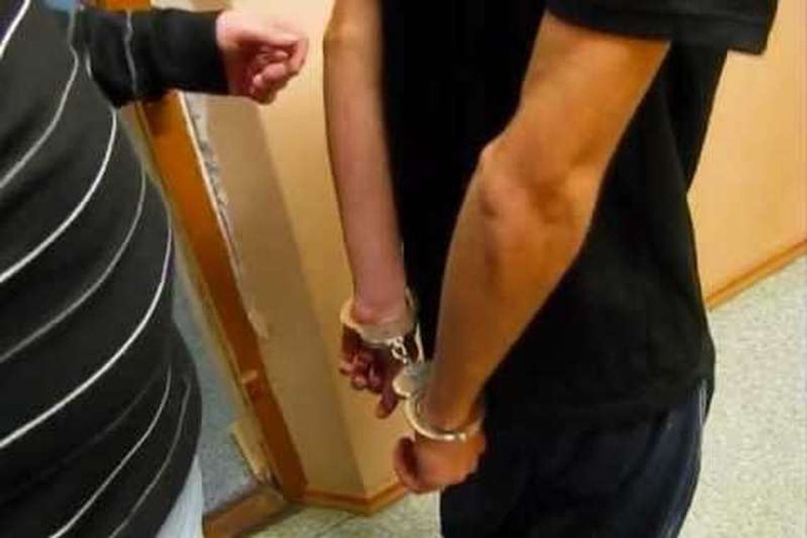 Próbowali spalić dom. Rzucili w okno koktajlem mołotowa