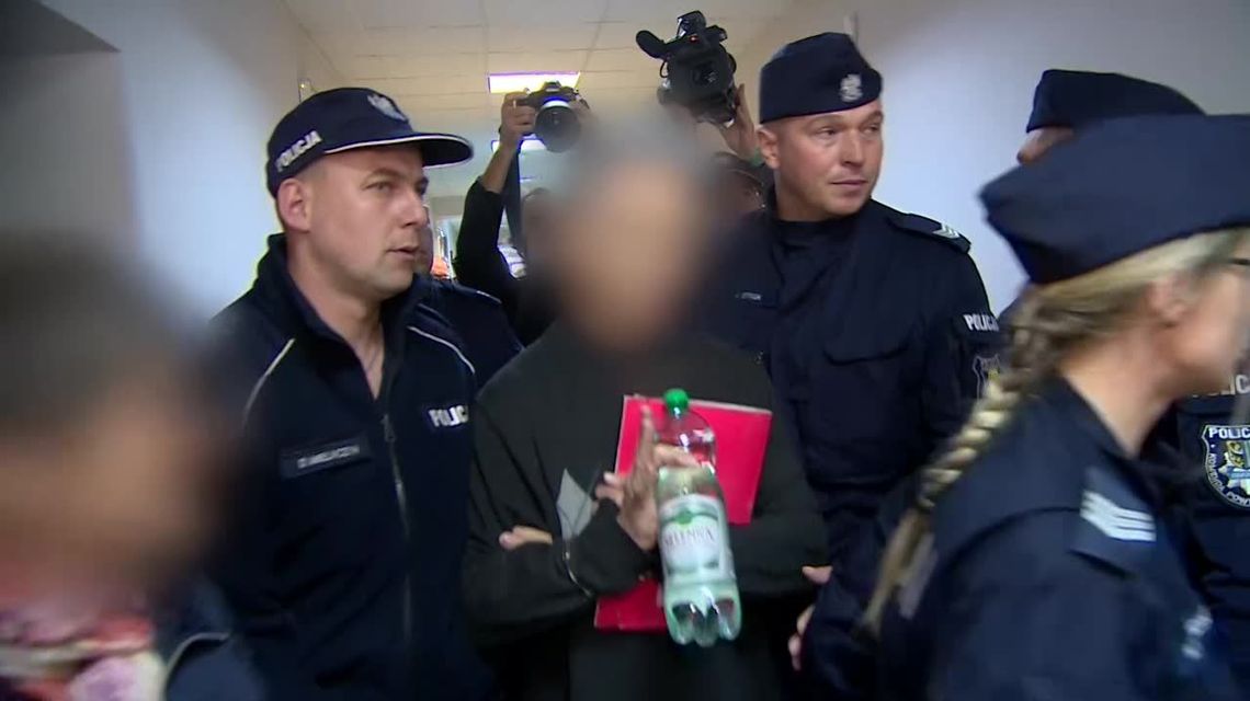 Proces księdza oskarżonego o molestowanie dziewczynek. Do sądu wchodził śpiewając psalm [wideo]