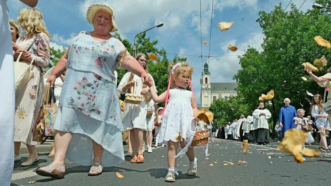Procesja Bożego Ciała w centrum Lublina. Wierni modlili się m.in. o pokój w Ukrainie [zdjęcia]