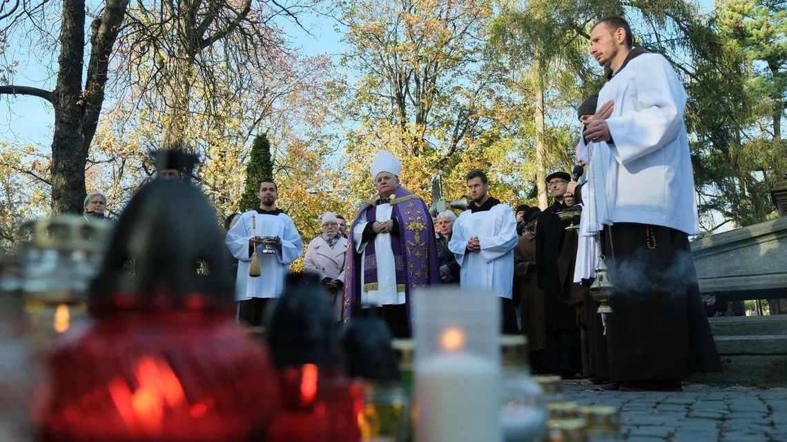 Procesja żałobna przy Lipowej. Sprawdź porządek mszy w Dzień Zaduszny [zdjęcia]